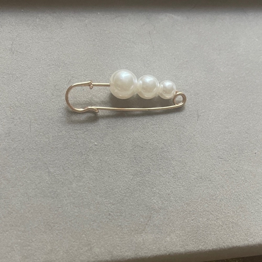 Elegant Gold and Pearl Safety Pin Brooch
